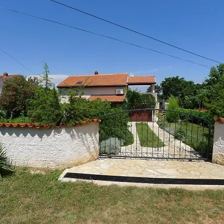 For 3 Persons In Quiet Part Of With Wi-fi, Air Conditioner And Parking Apartment *