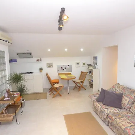 Apartment For 3 Persons In Quiet Part Of With Wi-fi, Air Conditioner And Parking Premantura